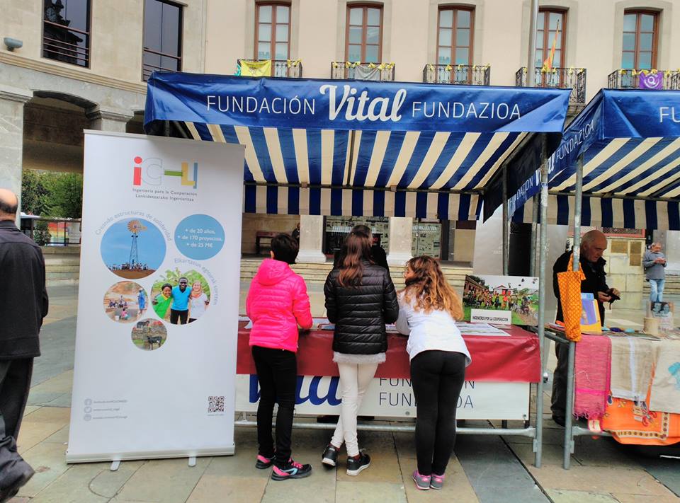 Una nueva edición de su ya tradicional Feria de ONG de Desarrollo donde se pone el foco en los centros de enseñanza del municipio que acuden a la plaza, de manera organizada, en una actividad que gira en torno a la solidaridad, el voluntariado y el trabajo de las ONG vascas (...)